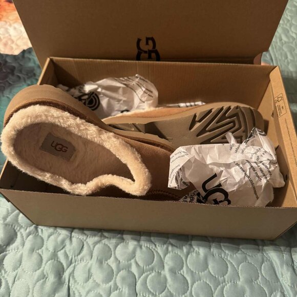 UGG - Picture 1 of 4